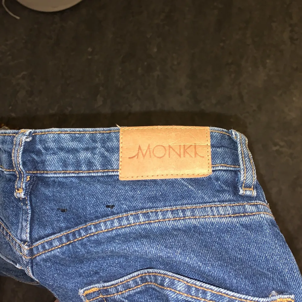 Blåa Monki Jeans i storleken 27, modellen Yoko. Bra skick och super snygga, som lägger sig super snyggt över foten.. Jeans & Byxor.