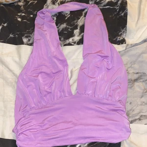 Rosa/lila topp - Säljer denna rosa/lila sommartopp i storlek S eftersom denna tröja inte kommer till användning eftersom det inte är min färg! Köpte denna i somras och den är i nyskick och är stretchig. Väldigt fin topp och hoppas den kommer till användning hos någon annan! 💕🌱
