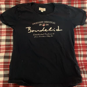 T-shirt  - Fin t-shirt från bondelid. Använt några gånger. Köparen står för frakt 