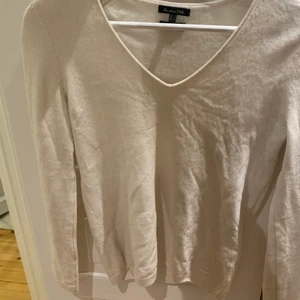 Kashmirtröja - Säljer nu min jättefina vita kashmirtröja från Massimo dutti. Har använt den ganska mycket men den är fortfarande i jättebra skick! Skriv privat för fler bilder💓💓