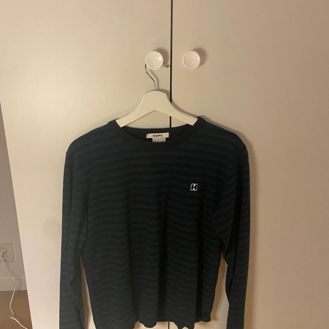 Svartgrön randig tröja från hope