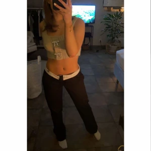 Stickad topp  - Jätte gullig topp från zara, aldrig använt🤍💜Skickar gärna fler bilder om önskas💜