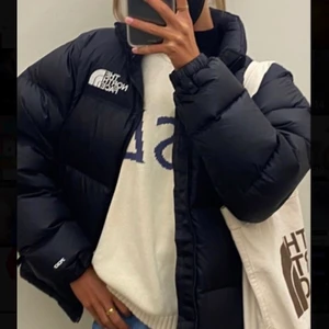 The North Face Nuptse Jacket - Intressekoll 😁 Använd två gånger, köpt på the north face butiken i Stockholm i augusti för 3100kr. Storlek L i dam, passar mig som är 170cm lång och vanligtvis S/M i toppar. Köpte L för en lite oversized look och för att rymma tjocka tröjor under, passar alltså xs-l både killar och tjejer 💖 Kan skicka fler bilder privat. Köparen står för frakten på 99kr 😊