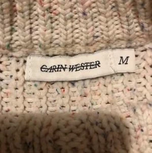 Stickad tröja Carin Wester  - Stickad tröja från Carin Wester. Storlek M. Ganska trolig i storlek. En aning oversized kanske. Använd ett fåtal gånger!