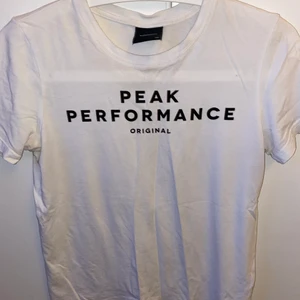 Peak performance  - Vita t-shirt från peak. Storlek 150 men passar xs. Frakten står köparen för. 