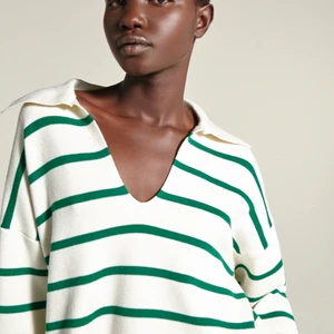 Zara Stickad randig tröja - Slutsåld favorit från Zara! Stickad, oversize och superskön. Strolek S. Använd några ynka gånger. Superfin men passar inte riktigt mig. (första bilden lånad)