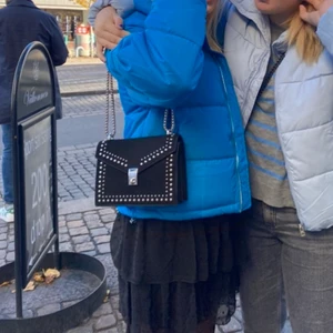 Svart handväska med silver detaljer. - Jätte snygg handväska, mycket utrymme i väskan. Köpte denna för 250 och säljer denna väska för 100kr. Den är i jättebra skick❤️