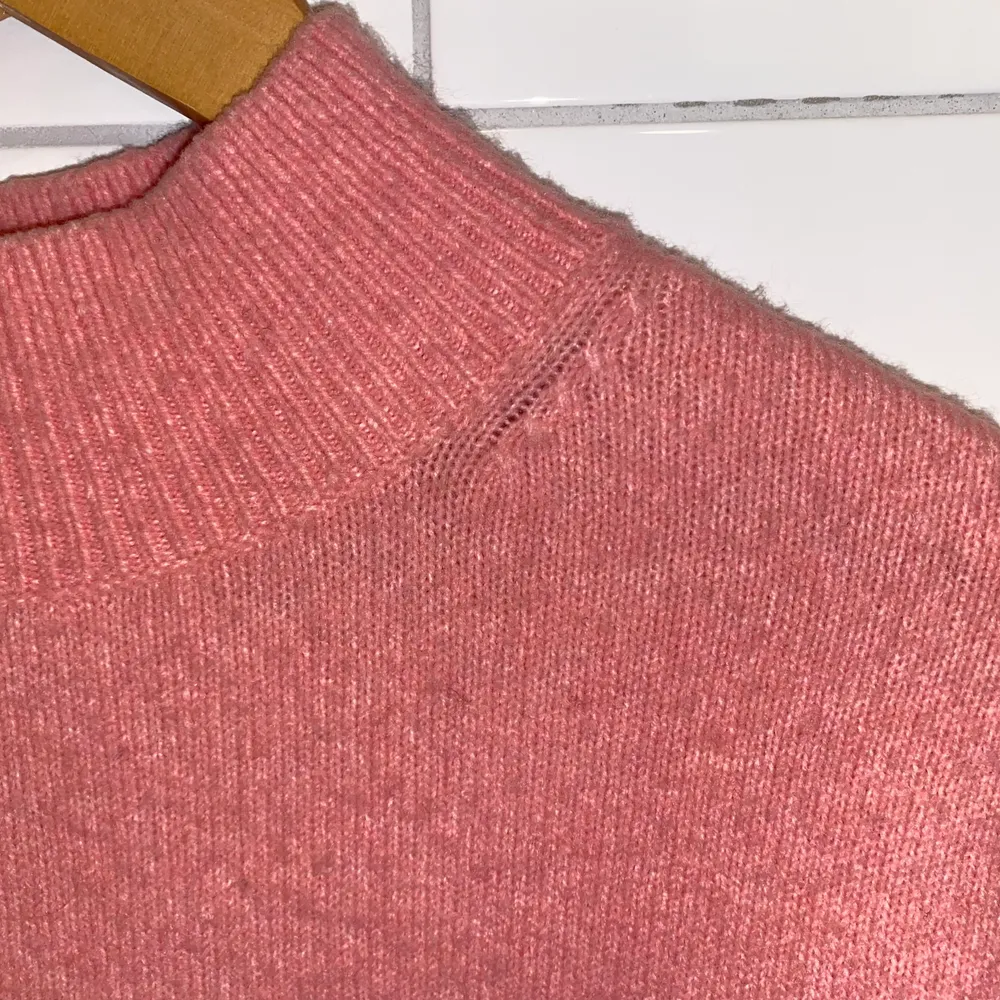 Ljusrosa stickad tröja med hög krage från & Other stories. Superskön och mysig men kommer inte till användning. Inköpt i våras, använd men i bra skick!. Stickat.
