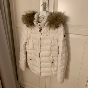 Tommy hilfiger vinter jacka - Väldigt fint skick, köpt för 2899kr. Går att ta av bara pälsen eller hela luvan med knappar. 