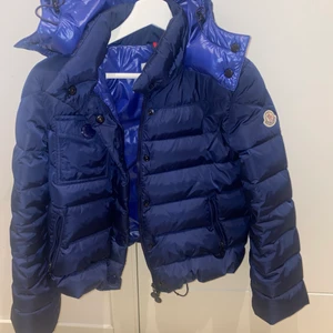 Moncler puffer! - Säljer min Moncler puffer i storlek 0(XS) då den ej kommer till användning! Supersnygg! Kvitto finns ☺️ 
