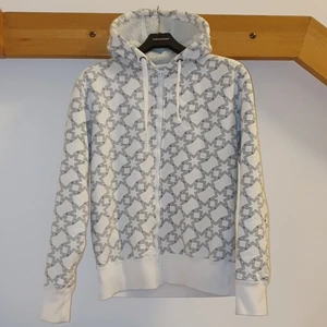 Solid jeans hoodie - Fet y2k hoodie med päls/ull i hela hoodien. Den är storlek M men sitter mer som en S. Har du mer frågor så säg ba till!