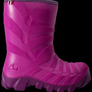 VIKING - Ultra 2.0 Fuchsia/Purple - VIKING - Ultra 2.0 Fuchsia/PURPLE Fodrad gummistövel från VIKING i fint bagagnat skick med robust sula., (Använda 2 månader spxl felfria ) fodrade med foder i ull och polyesterblandning. Stöveln ger optimal isolering mot kylan. Lätta att ta av och på. Tillverkad i 100% PVC-fritt och nedbrytbart material samt håller sig flexibelt i temperaturer ned till -20 °C Ovandel: PU Foder: 30 % Ull, 70 % Polyester Innersula: Löstagbar 100 % Polyester   Sula: Gummi  Storlek : 34        Ordinariepris, 459:-. 