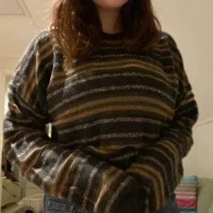 Randig tröja - En jättesöt randig tröja! Lite åt det tunnare hållet men fortfarande jättemysig. Det är min gamla älsklingströja, men kommer inte längre lika mycket till användning som den borde! Först till kvarn som gäller <3 Möts antingen upp eller att köparen betalar för frakten. Beroende på önskad passform skulle jag säga XS-L!