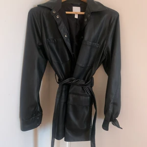 Kavaj/jacka  - Kavaj/jacka i läder från HM. Ej äkta läder. Storlek M. Med snygg skärp till. 