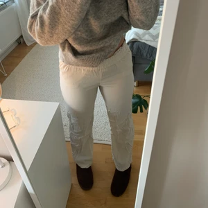 Beiga tygbyxor - Säljer dessa snygga beiga sommarbyxpr köpta från H&M! Jättefin passform och långa i benen. Kontakta mig för mer info eller vid intresse💕