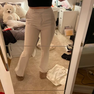 Kostymbyxor  - Jätte fina långa kostymbrallor från Zara i fin färg. Passar mig jätte bra som är 176🤎🤍