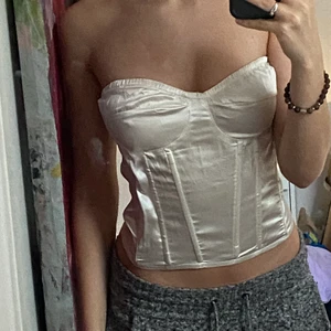 Korsett  - En fin korsett, använd en gång💕