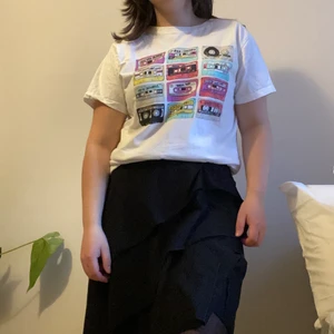 Dedicated t-shirt  - Fin T-shirt med tryck från dedicated. Sparsamt använd i storlek s. Frakt 51kr✨