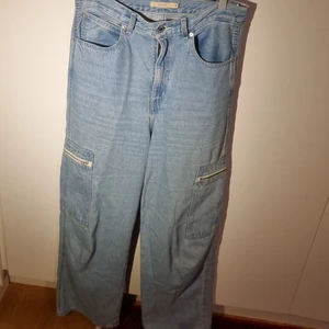 Levi's jeans highloose str: 30 - High waisted str:30 wideleg finns fickor med dragkedjapå sidan om