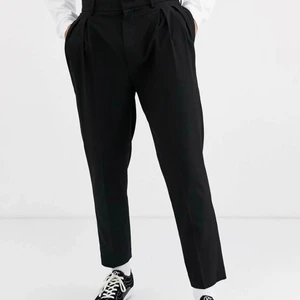 Svarta kostymbyxor - Asos Design - Svarta kostymbyxor från Asos i storlek W28 L30  🍂 Säljer eftersom de är för stora för mig i midjan, de är knappt använda och i jättefint skick!