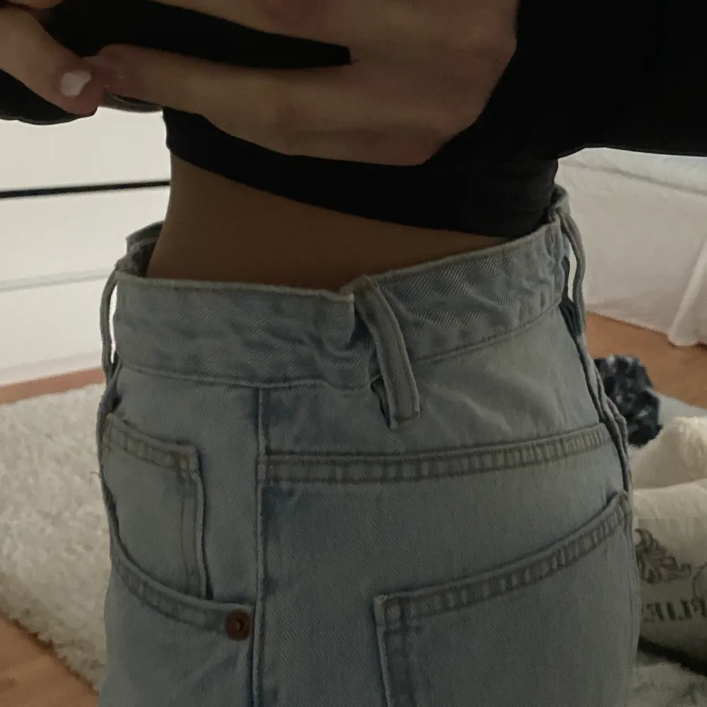 Slutsålda jeanse ifrån zara. Har sytt in de i midjan ca 1 cm men de går att sprätta ut lätt! Använda ett par gånger men i fint skick. Säljer pågrund av att de är förstora för mig. Jag är 168 cm och de går lite under foten på mig. Jeans & Byxor.