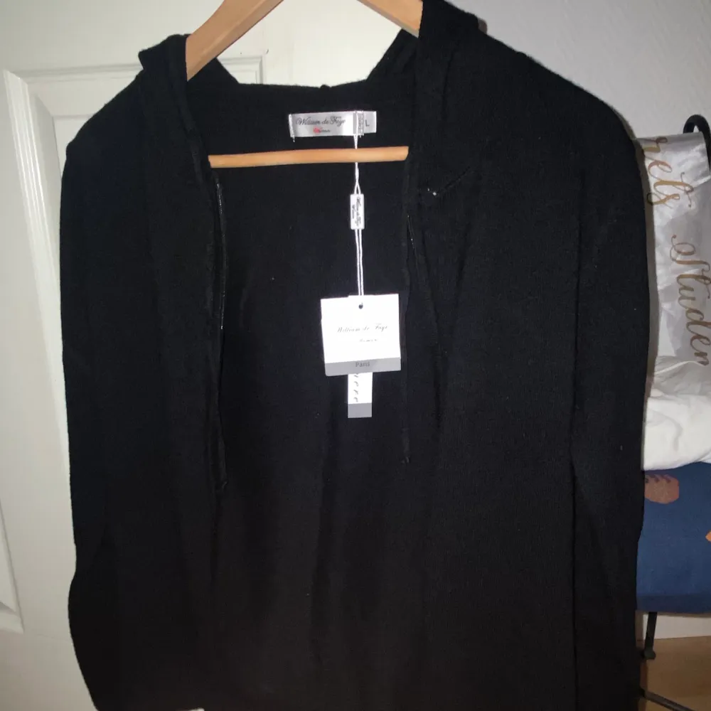 Helt oanvänd svart cashmere blandad tröja, köpt på Afound. Strl L men passar XS-S. Tröjor & Koftor.