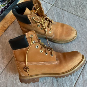 Timberlands - Super fina timberlands i storlek 38. Dom är använda en säsong men endast ca 3-4 gånger då passformen inte passar min fot. Dom är välskötta och i bara skick! 