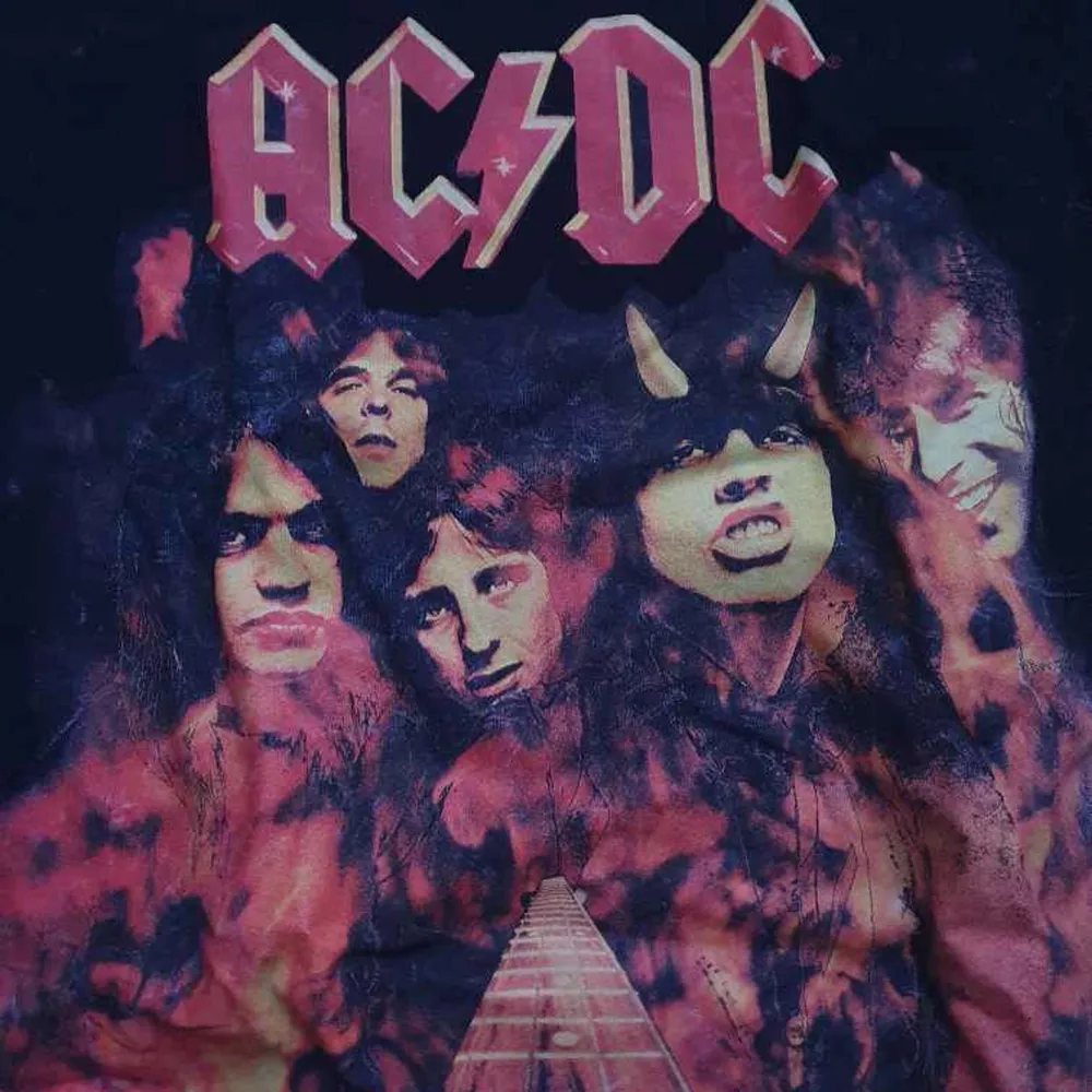 Säljer denna sjukt snygga ac/dc tröja, kom privat om ni vill köpa.. T-shirts.