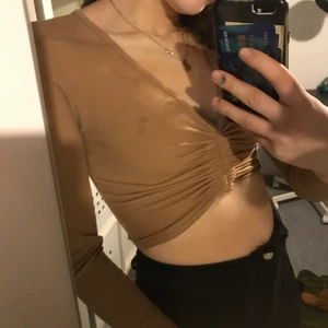 Tröja - Knappast använd tröja som går att göra kort och lång genom att dra i snörena, jätte fin brun/rosa färg och den är lite skimrig