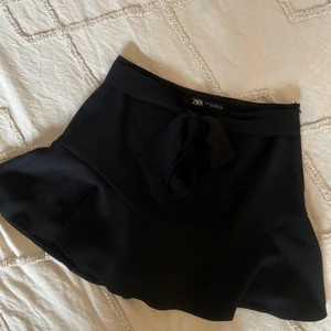 Svart kjol - Svart kjol med insydda shorts under. Storlek L, men skulle säga att den motsvarar storlek M. Använd ett fåtal gånger så i väldigt bra skick✨ #kjol