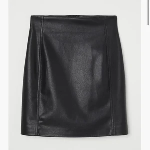 Skinnkjol - Jättefin skinnkjol från hm som är använd endast en gång. Säljer då jag har flera liknande🥰. Kan mötas upp i Göteborg eller så står köparen för frakten💞