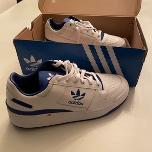 Helt nya Adidaskor  - Helt nya adidaskor med prislapp och kartong. Storlek 43. 