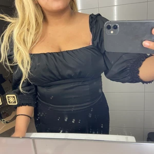 Svart festtopp - Säljer denna fina toppen i strl M, perfekt skick🖤100kr🖤