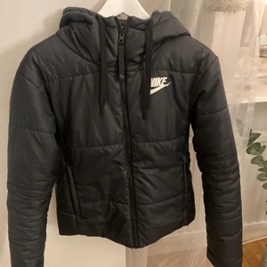 Vinterjacka  - Säljer nu min vinterjacka från Nike. Den är fodrad och går att vända ut och in (kolla bilder, då den ändrar material och modell). Supersnygg och passar perfekt nu till vintern! Skriv vid intresse ☺️ Säljer den för 300kr, men kan sänkas! Ordinarie pris ca 1000 kr.