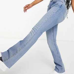 Ljusa jeans  - Säljer mina jeans från asos, ändats använda en gång. Köparen står för frakten, kom privat för mer bilder och frågor. Köptes för 429kr. 💕