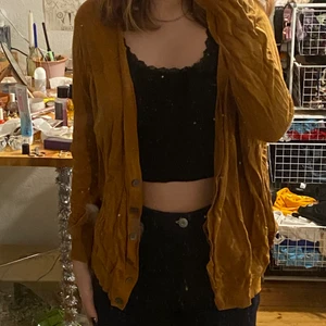 Senaps gul kofta - En väldigt fin senaps gul kofta i storlek M. Aldrig använd den har bara legat i mitt garderob. Passar perfekt den är bara inte i min stil. 