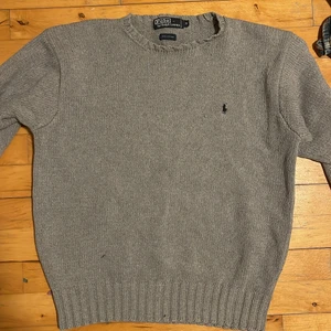 Ralph lauren - Säljer denna stickade tröjan i Stl M😍 Den är i herrstorlek men passar fint på tjejer också då den blir lite oversized💕