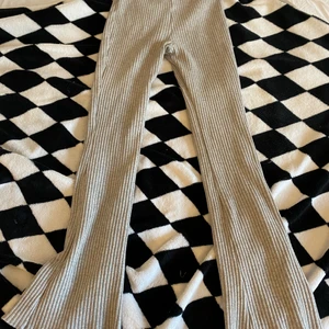 Gråa sköna mjukisbyxor 🐘 - Intresse? Kontakta mig på Plick eller via sms 0793134753