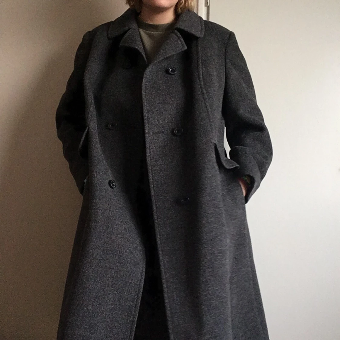 Lång grå kappa/rock med axelvaddar  - 90
