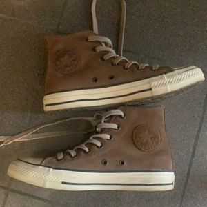 Bruna converse - Helt nya bruna converse jätte fina i storlek 38 endast testade köpta för 970kr 