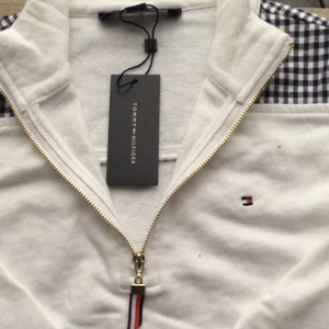 Tommyhilfiger sweatshirt strl S - Helt ny med pris lapp på, den är köpt i USA och den är knappt rörd äns. Den är jätte bekväm och har inte äns en fläck på sig. Den passar med många klädes plagg och passar M och XS, den är köpt för nästan 600 men säljer för 500, och frakten står du för💞