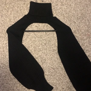 Ribbade ärmar, strl M (one size) - Såå snygga ribbade ärmar från Zara, så coola och annvändbara nu till vintern❤️❤️ Storlek M (one size). Annvänt 1gång! Säljer den då den inte kommer till annvändning😇