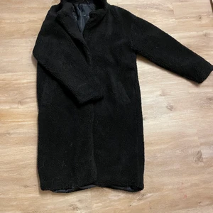 Lager 157 Teddy kappa/jacka 150 kr - s - Svart Kappa/längre teddy jacka stl xs/s från Lager 157 säljes för 150 kr + frakt. Jackan är i fint skick och är sparsamt använd, därav säljer jag nu den. Först till kvarn som gäller, så passa på! För mer info, kontakta mig på meddelande. 