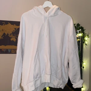 Weekday Hoodie - Vit hoodie från Weekday. Bra skick men sparsamt använd. Strl M