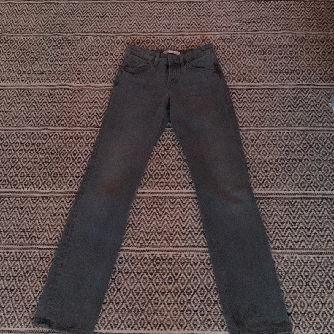 Grå super snygga byxor från zara - 90