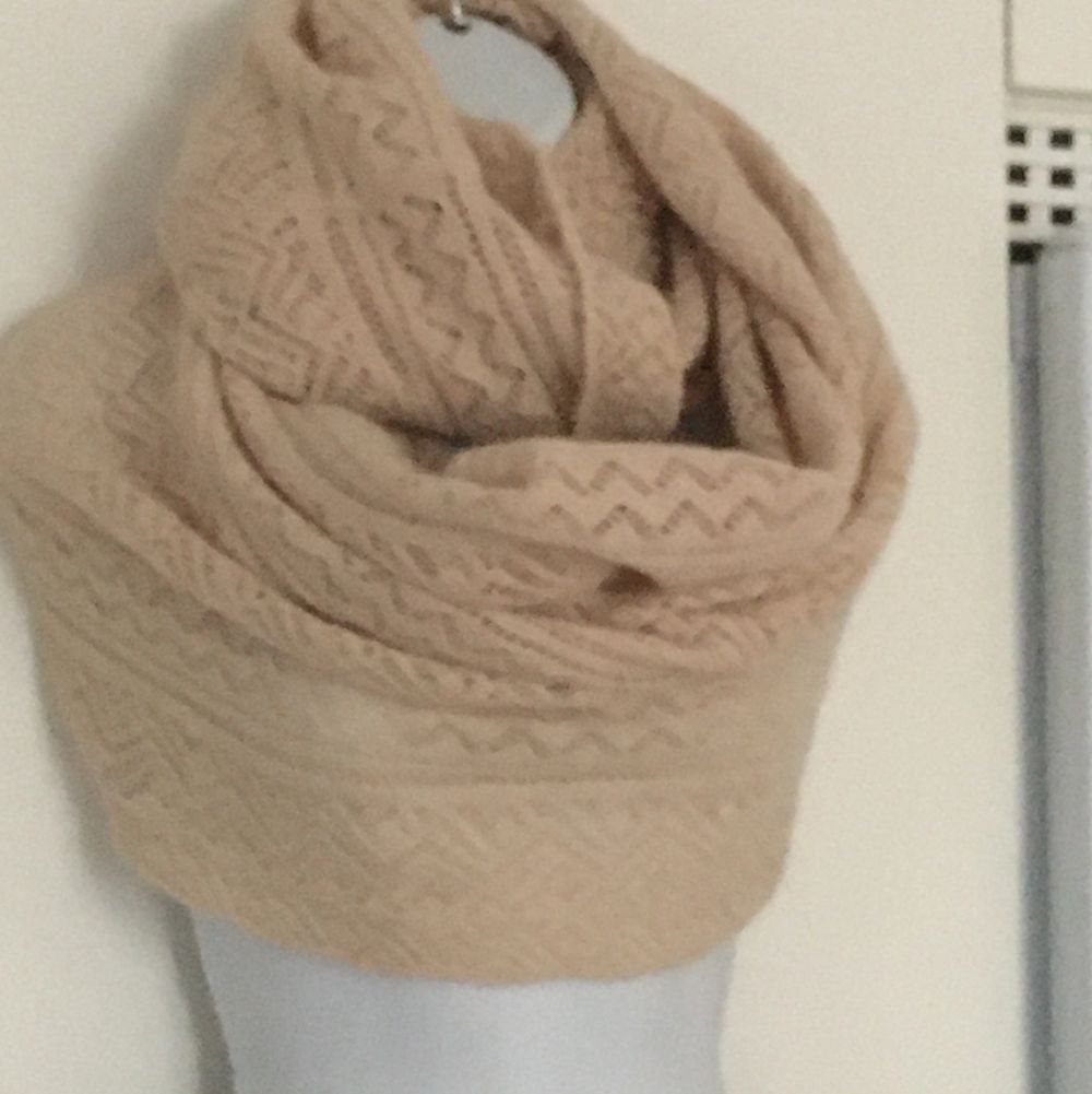 Mycket fint scarf från Alice Hanna London.ull och nylon. Som ny.. Accessoarer.