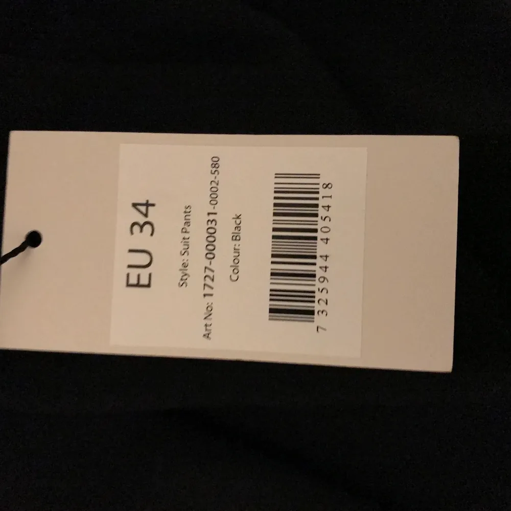 Svarta kostymbyxor från NA-KD. Kostar 450kr på appen men säljer den för 350. Storlek 34 och är helt ny. Köparen står för frakten💕. Kostymer.