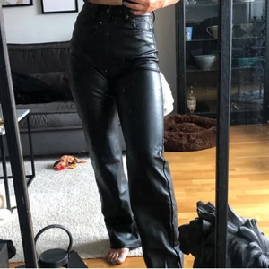 skinnbyxor  - Skinnbyxor ifrån Gina. Passar runt 174cm 💖