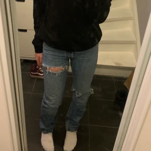 Zara mid Rise jeans - Jättefina populär zara jeans som är mid Rise men skulle söka mer low Rise. Gjort två hål som ni ser på första bilden och tagit bort ena fickan❤️❤️ st 38 men skulle säga att dom också passar 36😽