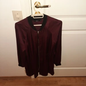 Röd lång kofta/dröja - Röd von kofta som är lång kommet inte till användning. Den har en dragkedja också.